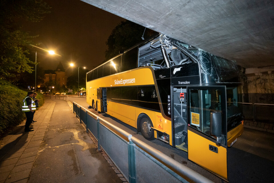 En av Skånetrafikens dubbeldäckare körde vid midnatt natten till lördagen in i en järnvägsbro i centrala Lund.