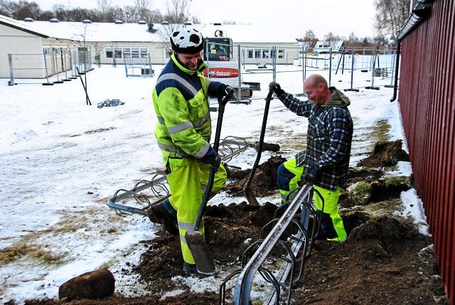 Tony Helgesson (tv) och Sten Hansen förbereder Ljungdalaskolan inför bygget av Mötesplats Ljungdala. Foto: Carl-Johan Bauler