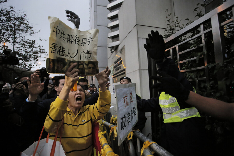 2016 samlades demonstranter utanför Fastlandskinas kontor i Hongkong för att protestera mot att bokhandlare i Hongkong som sålt kontroversiella satirer om höjdare inom Kommunistpartiet försvunnit.