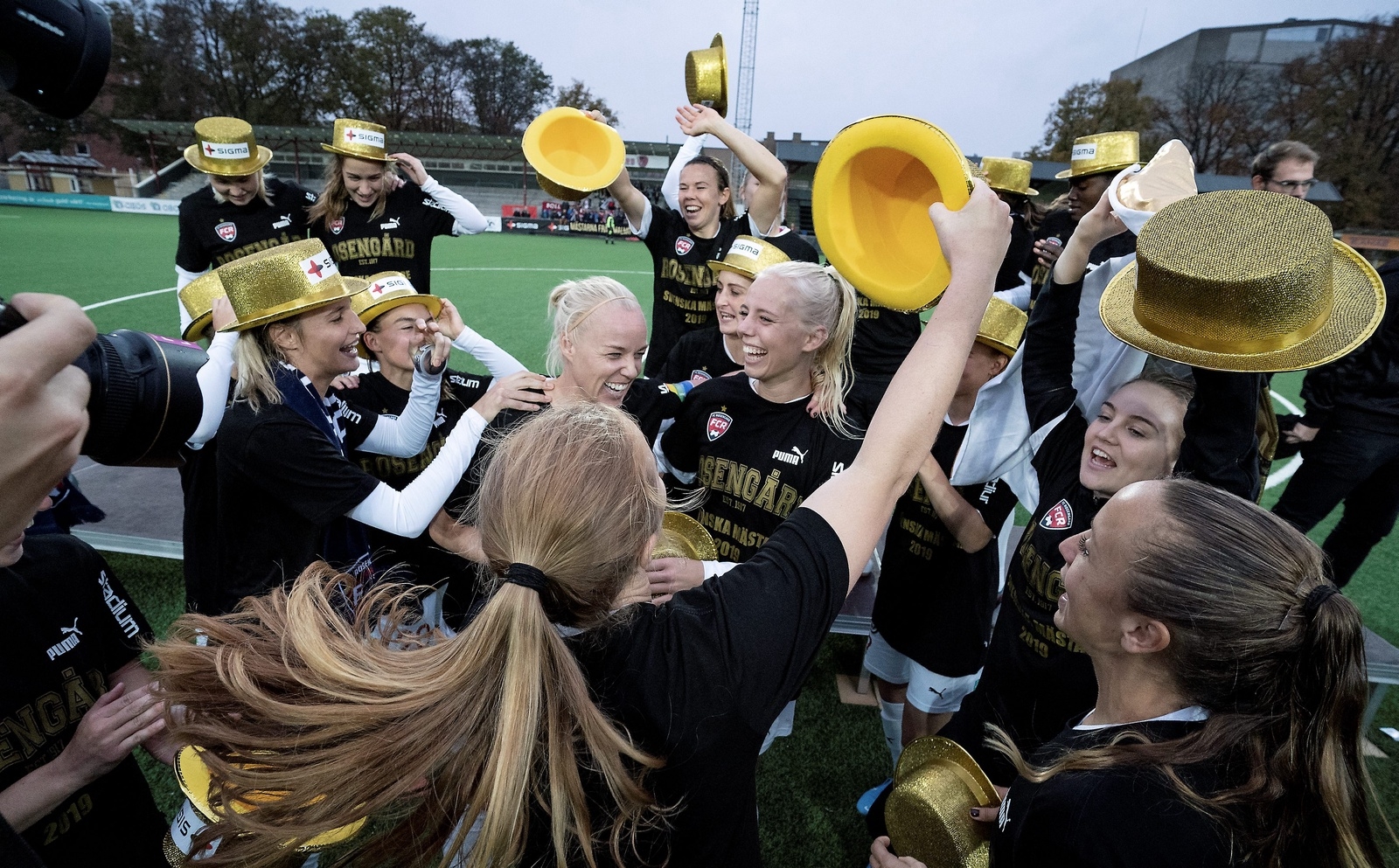 Guldglädje för Caroline Seger och FC Rosengård.  Foto: TT