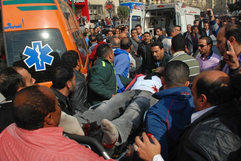 En bomb exploderade i närheten av högsta domstolen i centrala Kairo på måndagen. Flera skadades och två dog. Enligt ett uttalande från inrikesdepartementet exploderade bomben under en bil nära domstolsbyggnaden. Målet verkar ha varit en av polisens väg