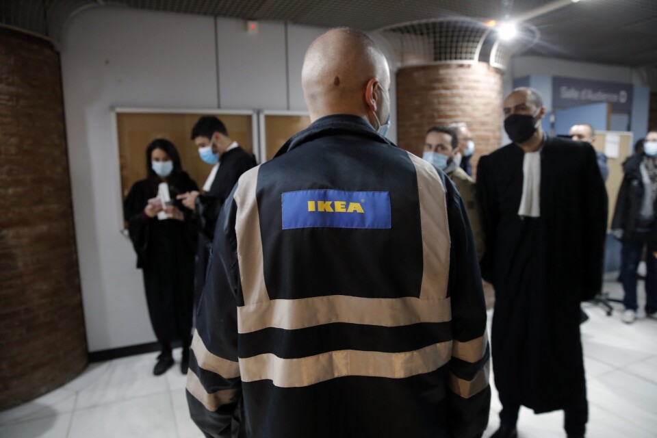 En Ikeaanställd och de anklagades advokater anländer till domstolen i Versailles utanför Paris i mars 2021.