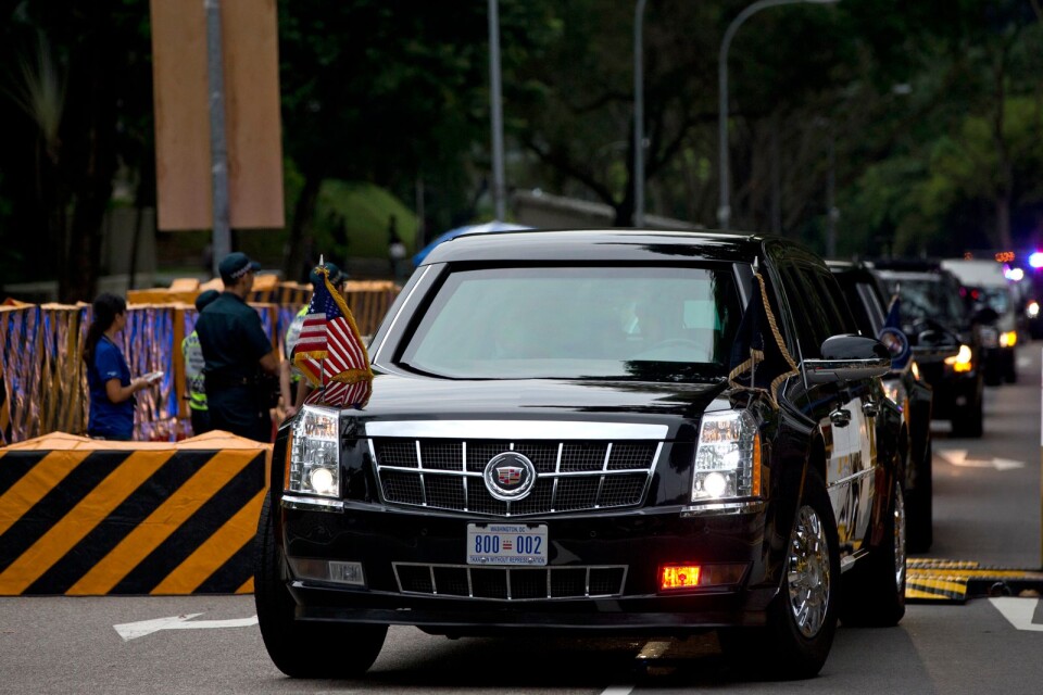 President Donald Trump lämnar sitt hotell på väg till toppmötet.