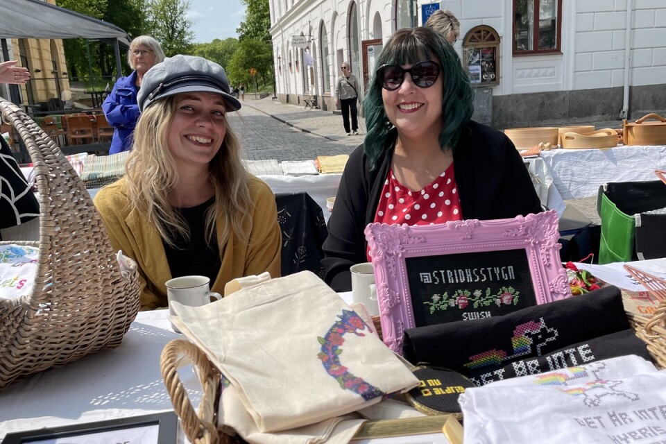 Mikaela Hjertqvist och Arlene Stridh. Arlene till höger sålde broderade tavlor. "Tavlorna har annorlunda budskap och meningen är att de ska locka fram skratt och eftertanke. Jag använder mig mycket av återbruk i min konst för att hylla hantverket och kvinnokraft", säger hon.
