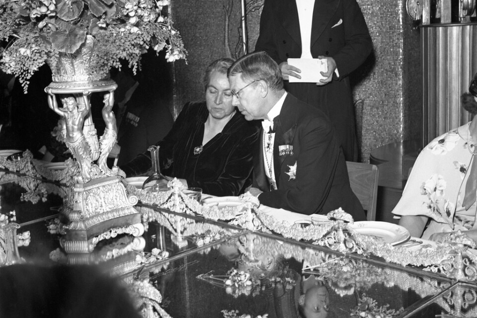 Kronprins Gustaf Adolf i samspråk med Gabriela Mistral, Chile, som tilldelades Nobelpriset i litteratur, under Nobelbanketten 1945. Arkivbild.