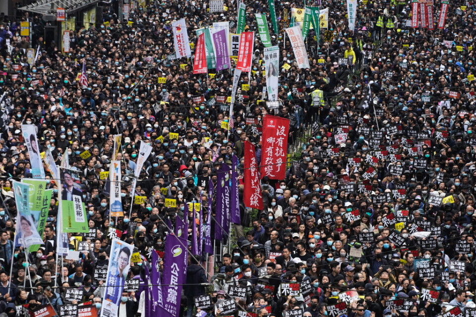 Hongkongbor deltar i protesten på nyårsdagen.