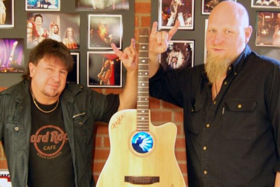 Peter Cronström och Peter Löfqvist med gitarren som besökarna kan smycka ut. Bild: Marek Stefaniak