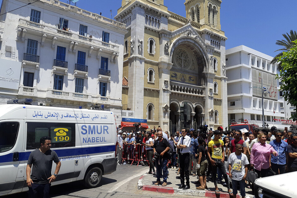 Minst en person, en polis, har dödats och åtta skadats i två attentat i Tunis.
