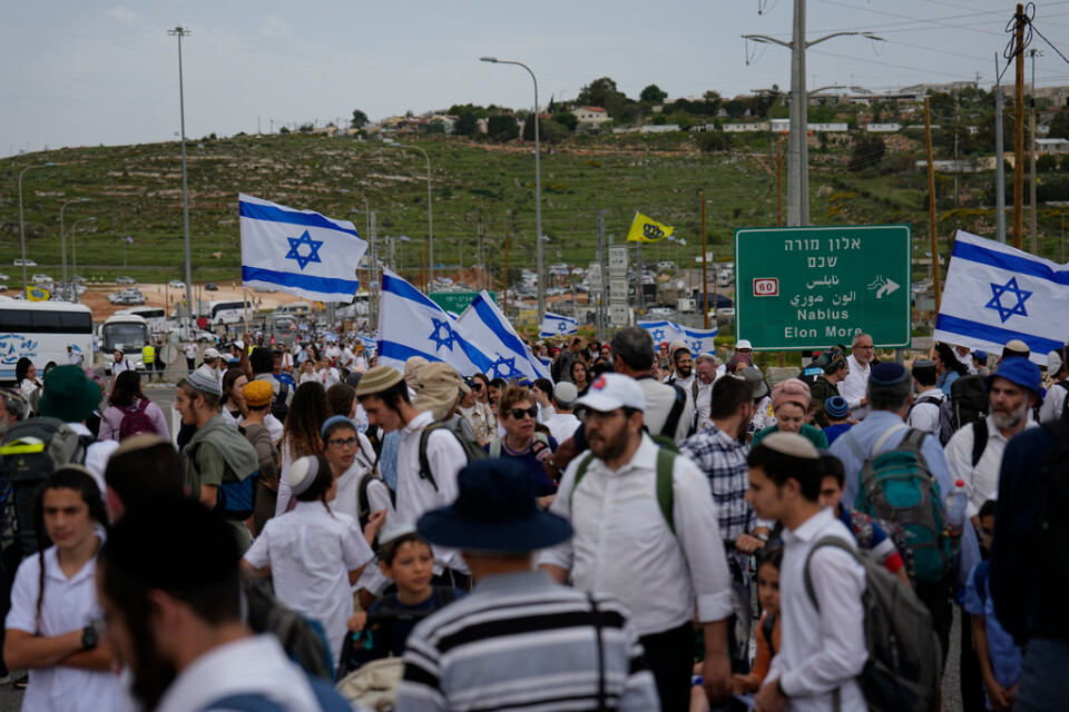 Ultranationalistiska bosättare genomför en marsch i Eviatar, en av de tidigare illegala bosättningarna i norra Västbanken.