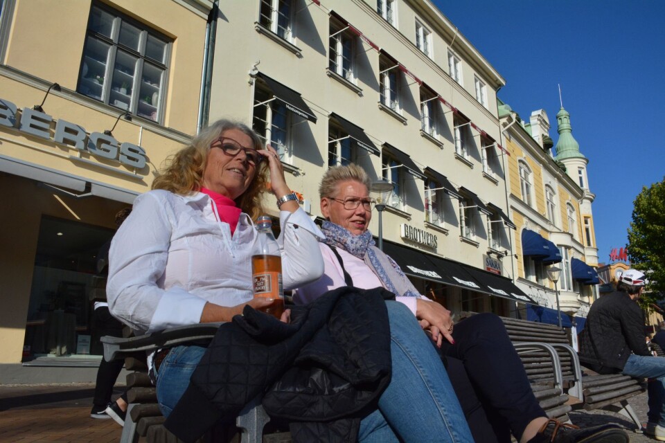 Väninnorna och Kristianstadsborna Ulla Randow och Lena Hafström passade på att njuta redan på onsdagen vid Lilla Torg.