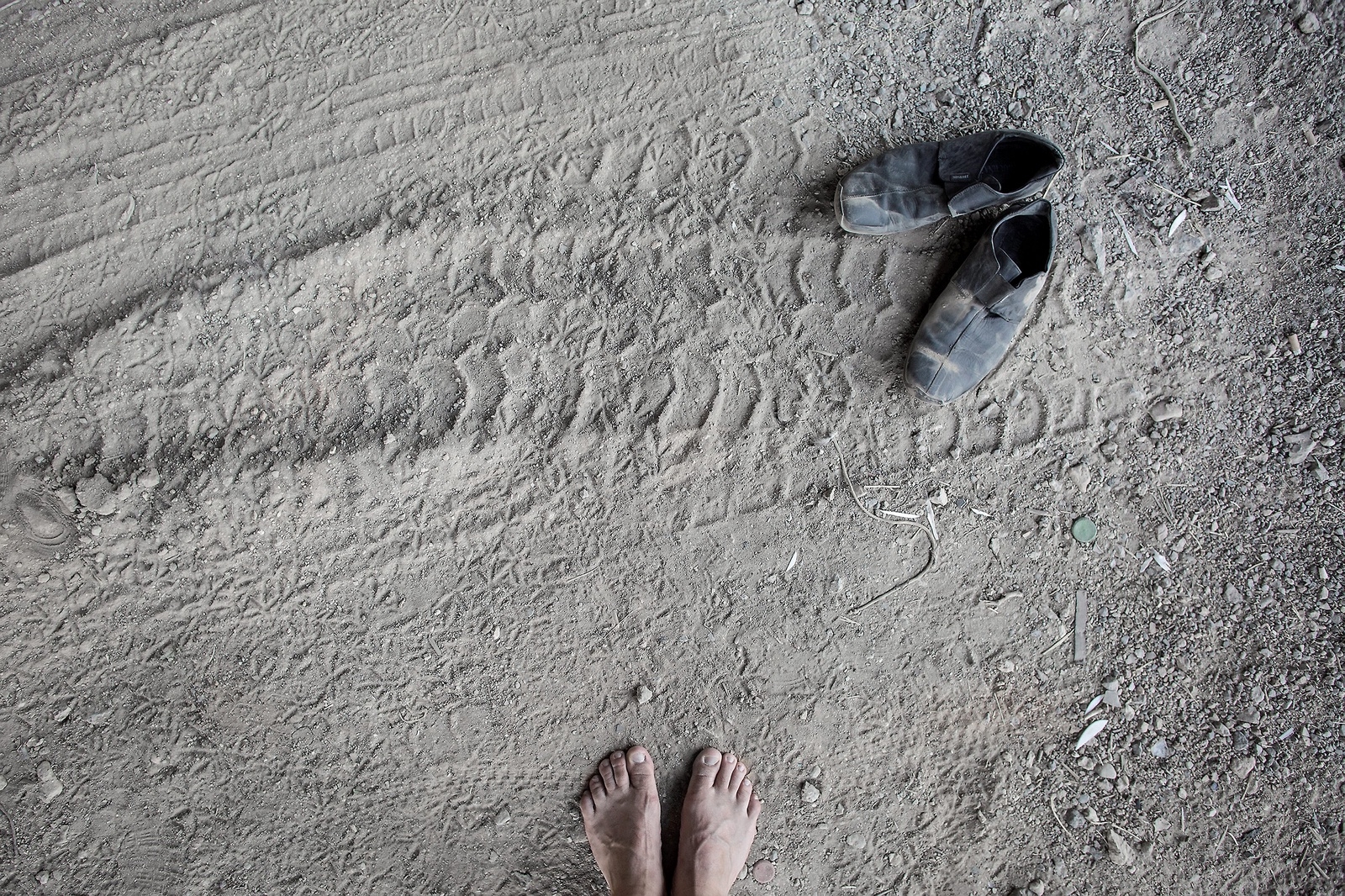 Ett par övergivna skor vid flyktinglägret i Grekland. 
foto: jörgen johansson