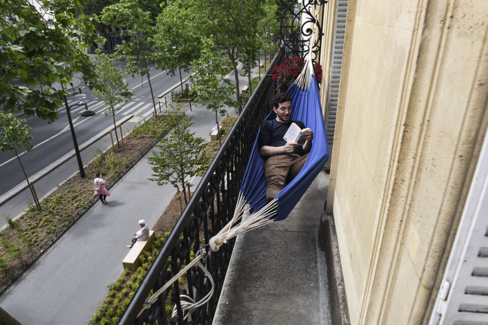 Jean-Christophe Nabères gick på fest dagarna innan Frankrike stängdes ned och blev sjuk i covid-19. Han är tacksam för att ha en balkong att kunna vara på under den långa karantänen.