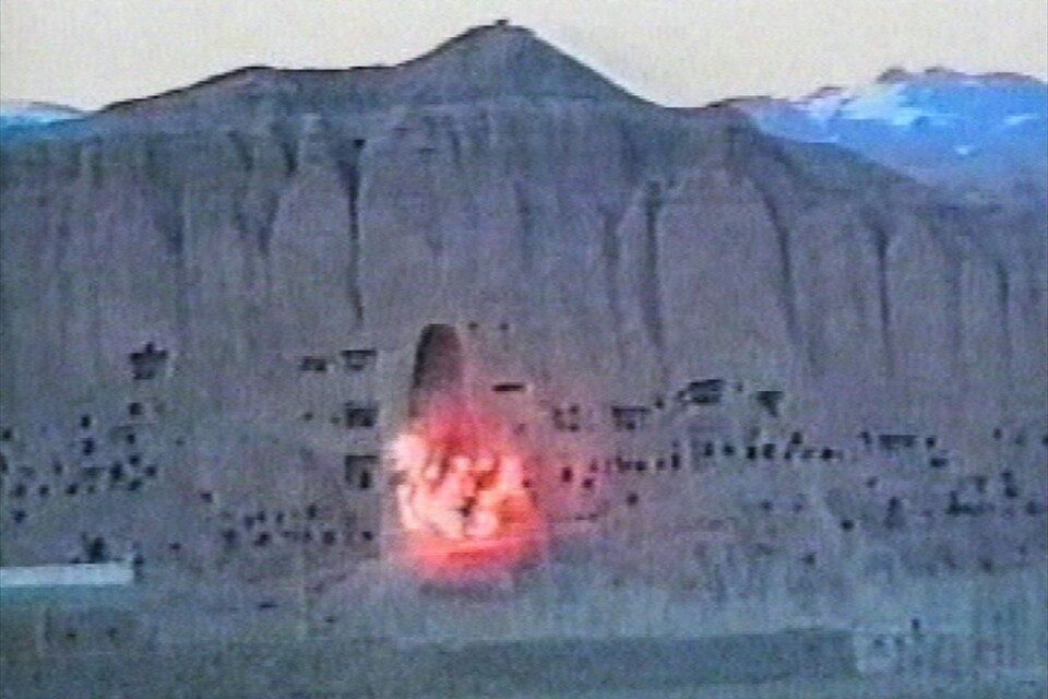 Bilden visar förstörelsen av en Buddhastaty i Bamiyan år 2001. Arkivbild.