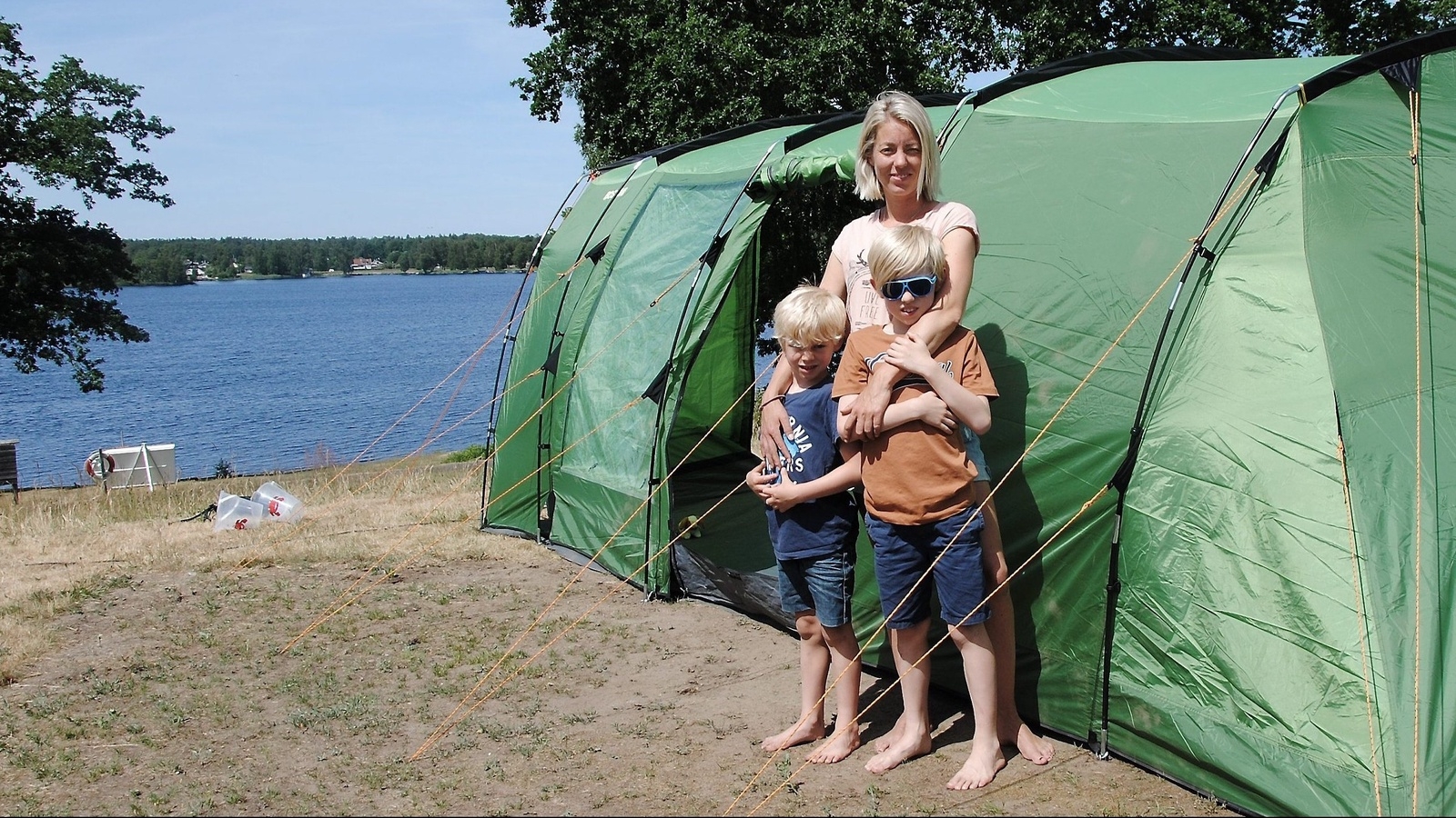 Veronica Åkerman med sönerna Lukas och Liam Anderson fick ingen information om algblomning när de checkade in.