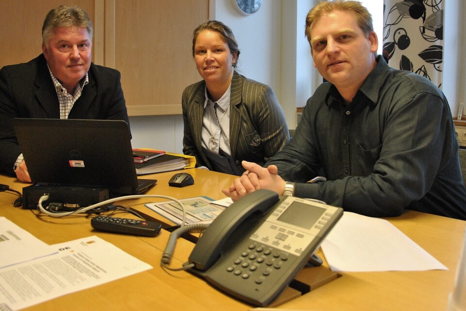 Kommunchef Beng-Arne Persson och IT-strateg Ann Andersson har diskuterat övertagande av Mathias Berglunds företag Hessleholm Network.
Foto: Hans Bryngelson