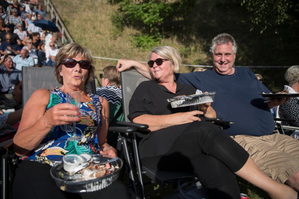 Bitte Andén, Carina Lindström och Joakim Hansson njöt av mat i solen före konserten.