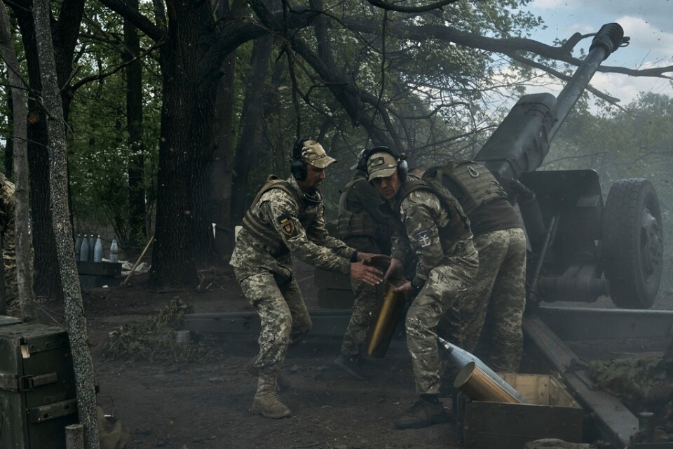 Ukrainska soldater skjuter nära Bachmut. Bild från i fredags.