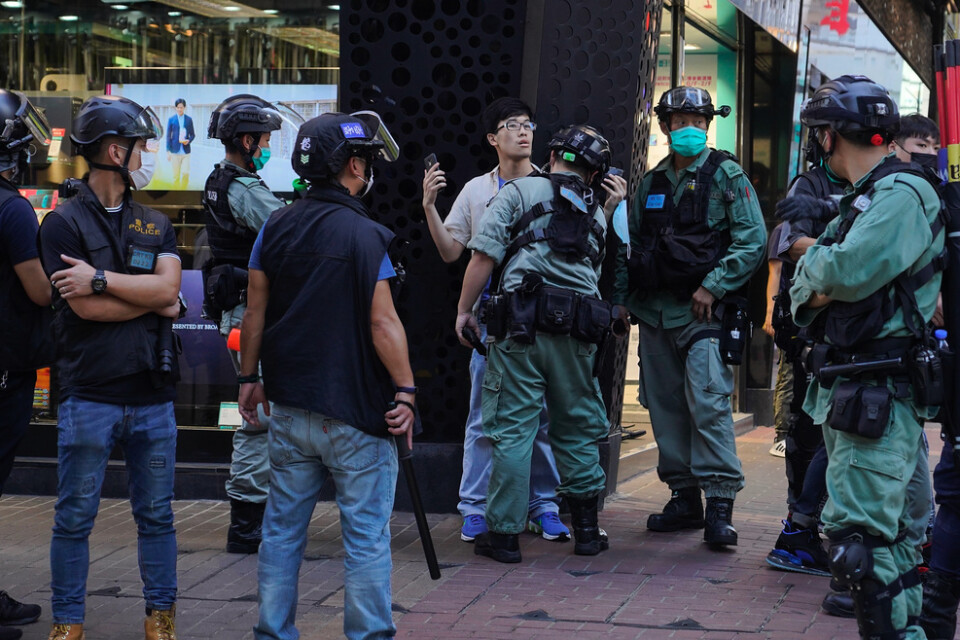 Polisen griper en man under demonstrationen i Hongkong.