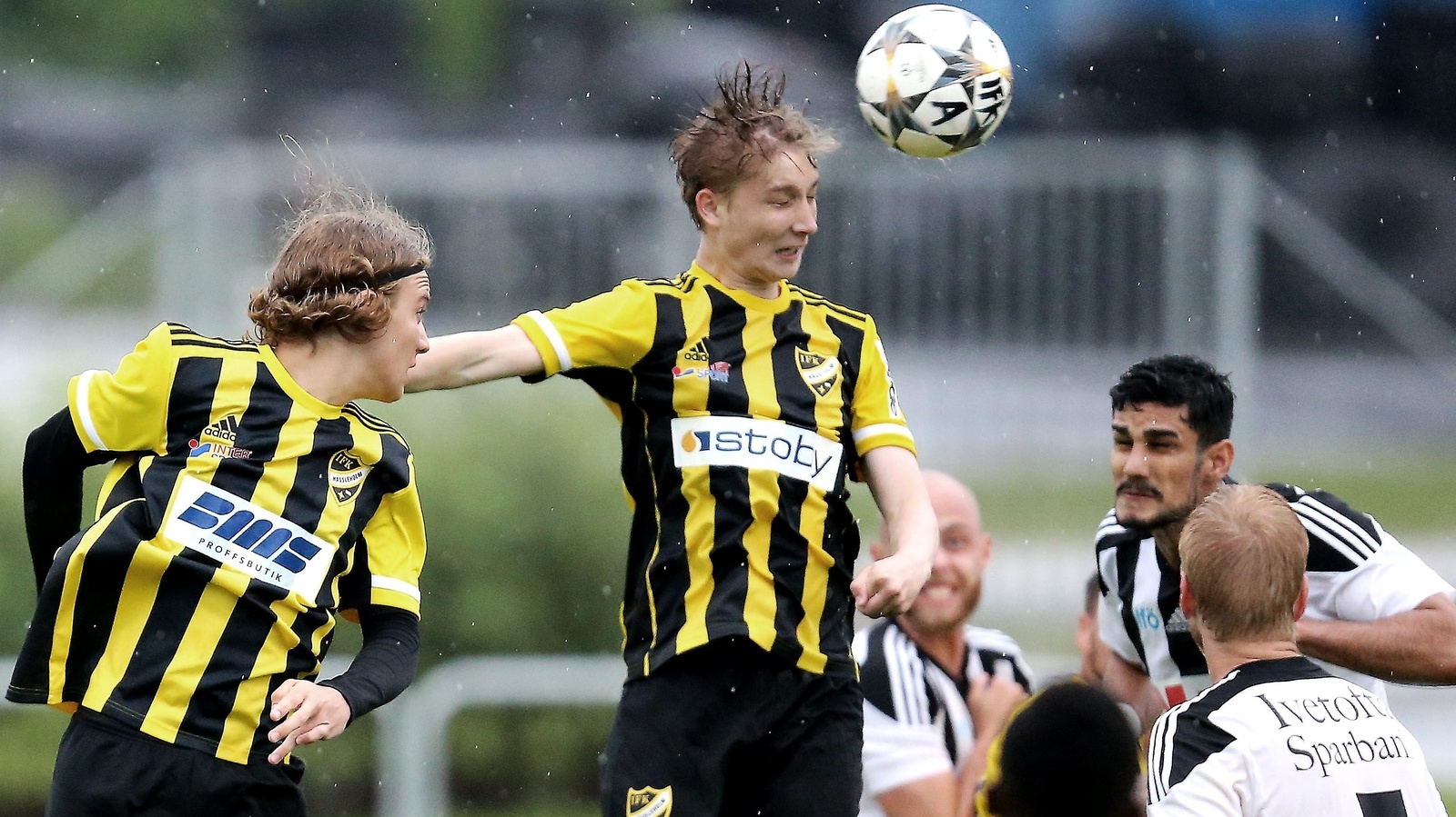 Lucas Johnsson använde huvudet när han gjorde IFK Hässleholms viktiga 1-1-mål mot Bromölla. FOTO: STEFAN SANDSTRÖM/ARKIV