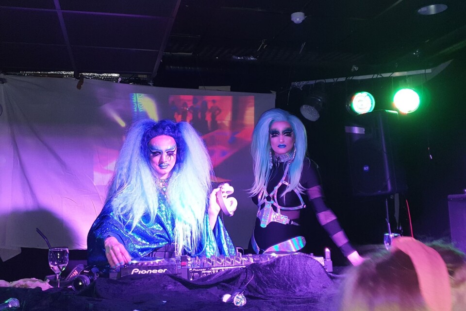 Dragartisterna Imaa Queen och Lavender Whip uppträdde på Klubb Conqueer, den enda queerklubben i Kalmar. På bilden har de bytt utstyrslar efter sin lipsync-fajt.