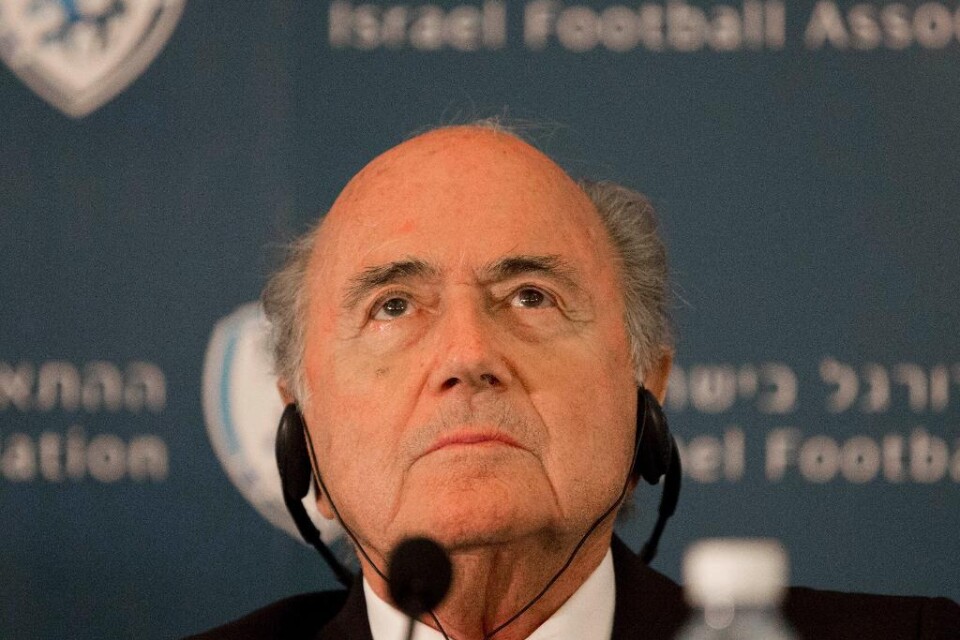 Fifas ordförande Sepp Blatter har tackat nej till att komma till USA och frågas ut angående den pågående korruptionsskandalen inom det internationella fotbollsförbundet, berättar en amerikansk kongressledamot enligt nyhetsbyrån Reuters. "Senator Jerry M