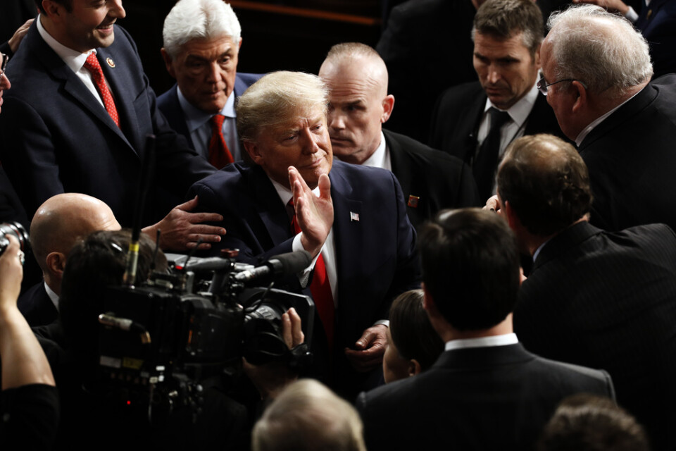 USA:s president Donald Trump vinkar när han är på väg ut ur Capitolium efter att ha hållit sitt State of the Union-tal.