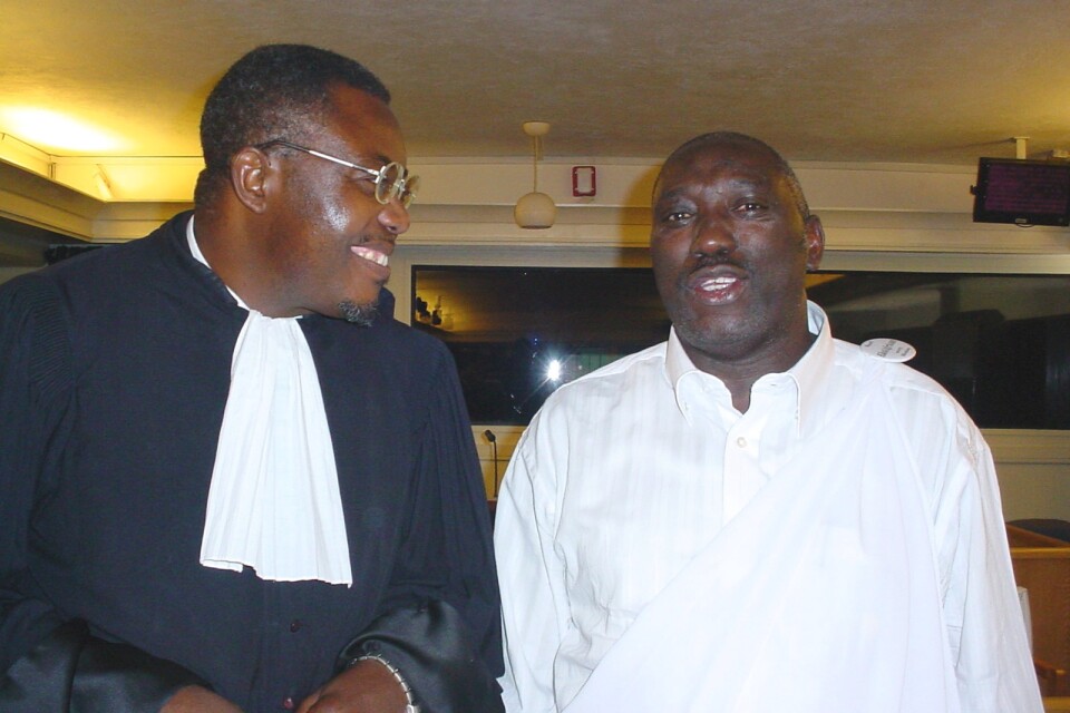 Rwandiske sångaren Simon Bikindi (till höger) med sin försvarsadvokat under rättegången 2006–2007 där han åtalades för folkmord. Han dömdes till 15 års fängelse, men den del av åtalet som gällde hans låttexter ogillades.
