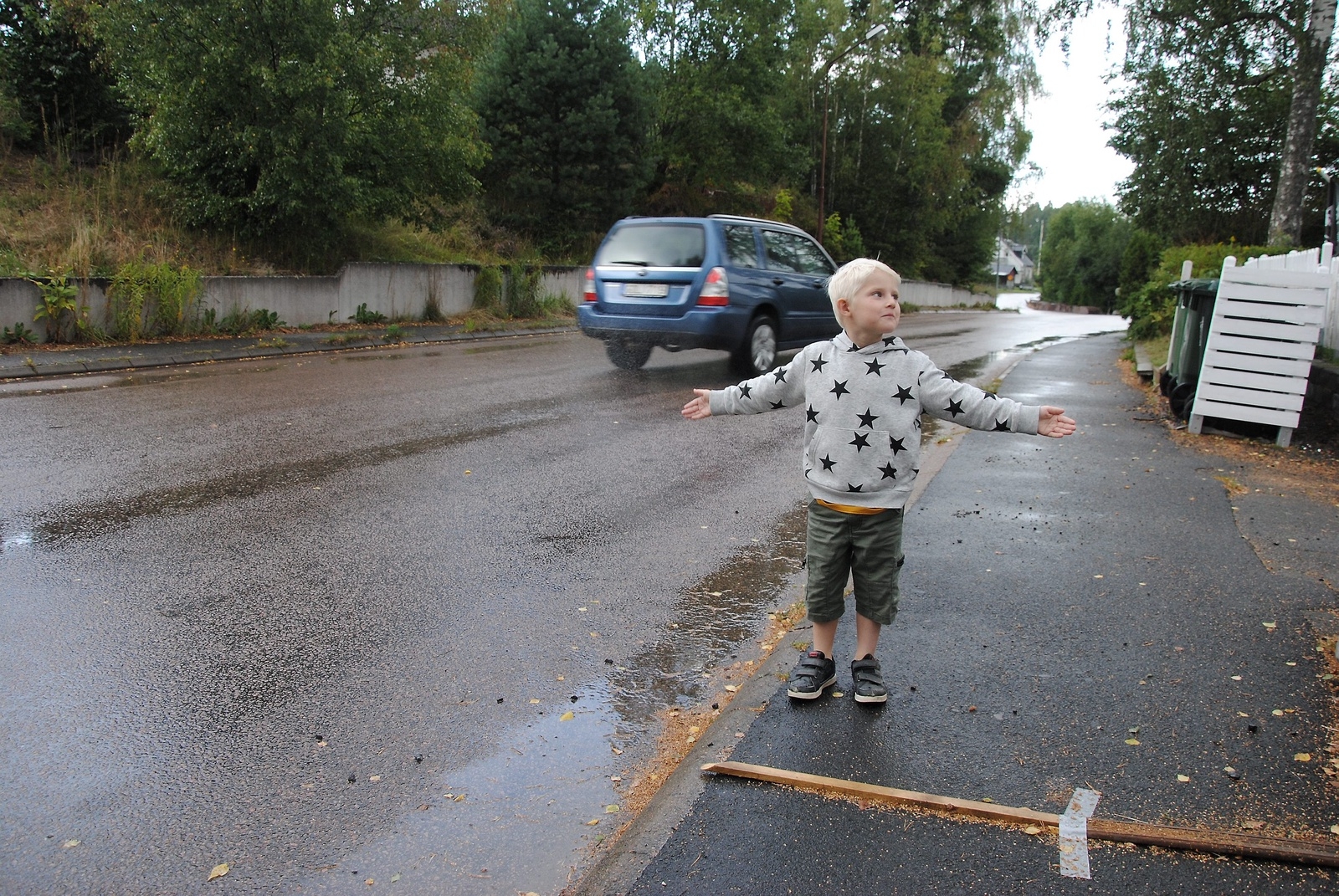 Åh, han körde för fort. Alla kör för fort på Västra Storgatan, tycker Elias Persson, 5. Det måste åtgärdas, låter han meddela kommunen. 									              Foto: Maja Ögren Andersson