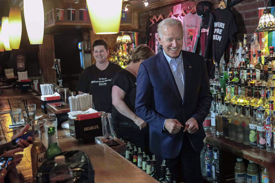 Den demokratiske presidentaspiranten och tidigare vicepresidenten Joe Biden under ett besök på baren Stonewall Inn i New York, som spelat en viktig roll för hbtq-rörelsen.