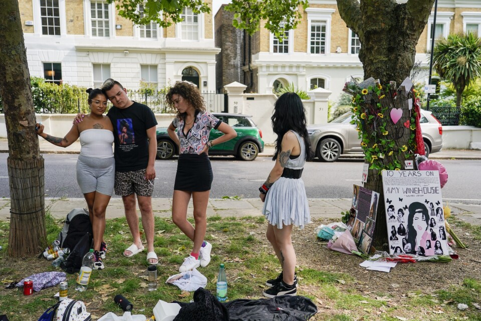 Fans håller en tyst minut utanför huset där sångerskan Amy Winehouse bodde. I dag är det tio år sedan hon avled av alkoholförgiftning.
