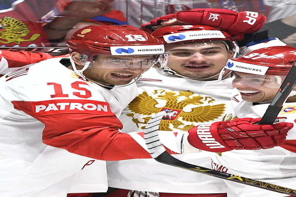 Rysslands Artyom Anisimov (tv) gratuleras av Dmitri Orlov och Nikita Gusev efter 1–0-målet mot Schweiz.