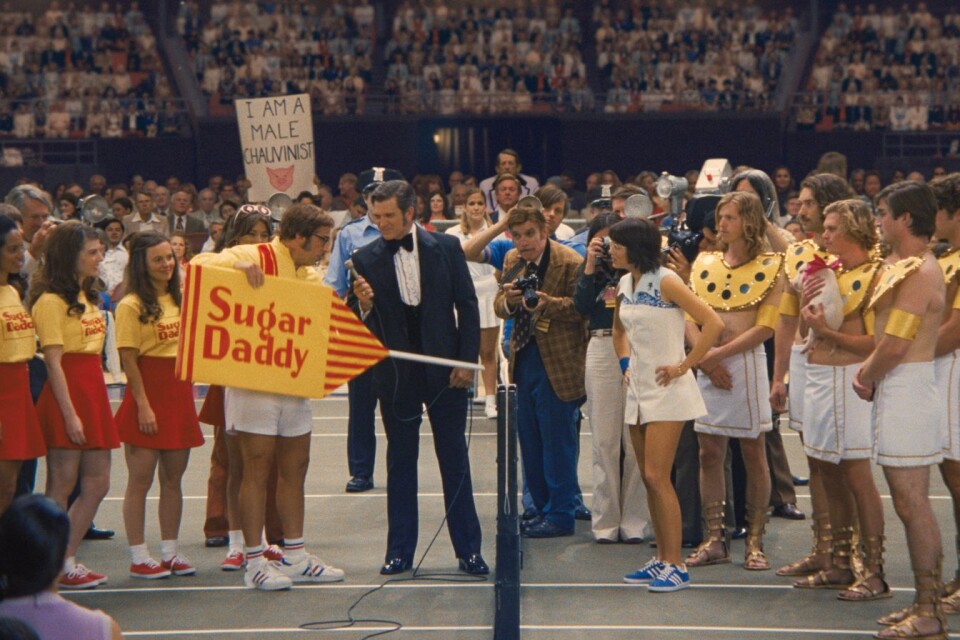 Bobby Riggs (Steve Carell) versus Billie Jean King (Emma Stone) var ett tennisspektakel som skildras på ett underhållande sätt i ”Battle of the sexes”.