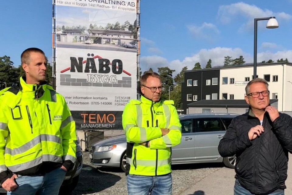 Anders Larsen och Johan Karlsson från Näbo och mäklaren Hansi Robertsson tror stenhårt på marklägenheterna i Ljungaviken.