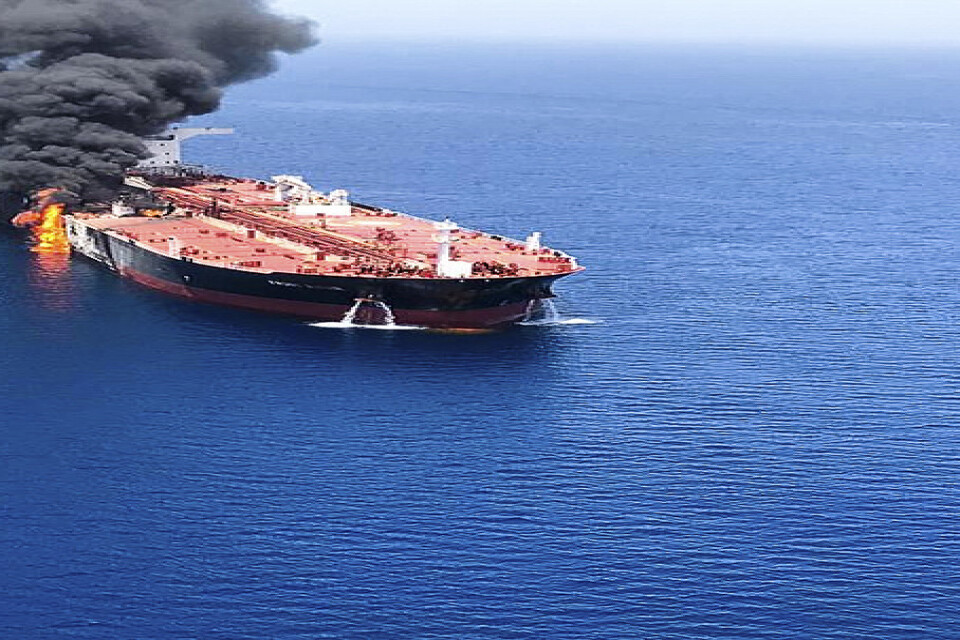 En av de två oljetankrar som attackerades i Omanbukten torsdagen den 13 juni. Angreppen har utlöst förnyade spänningar mellan Iran och USA.