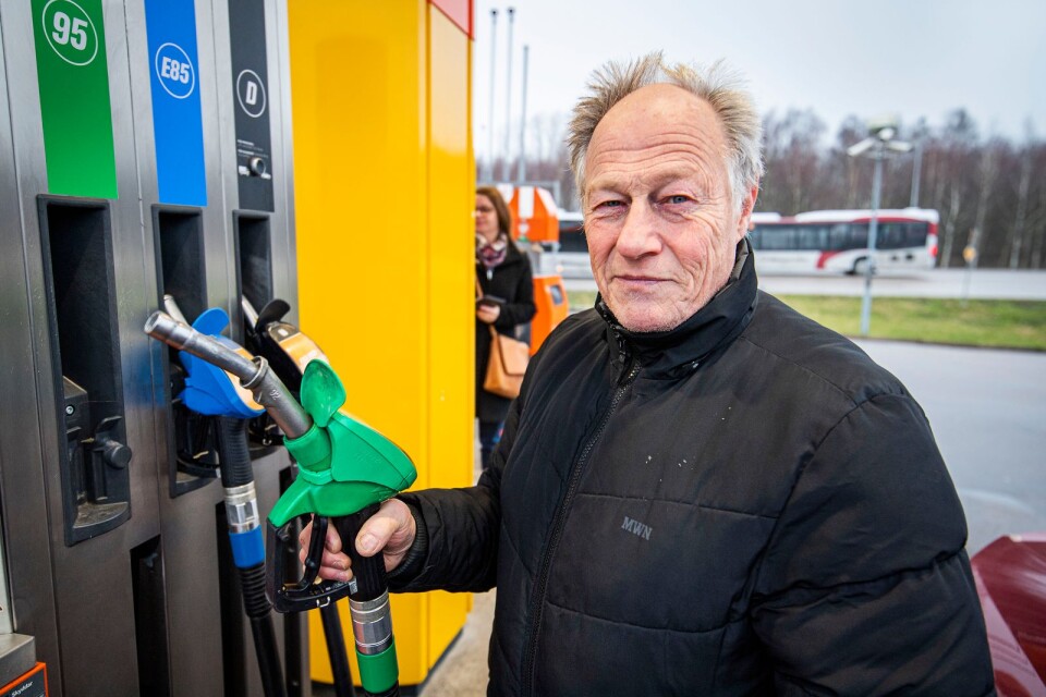Lars Fagerlund från Fjärdsjömåla är orolig över utvecklingen av bensin– och dieselpriserna.