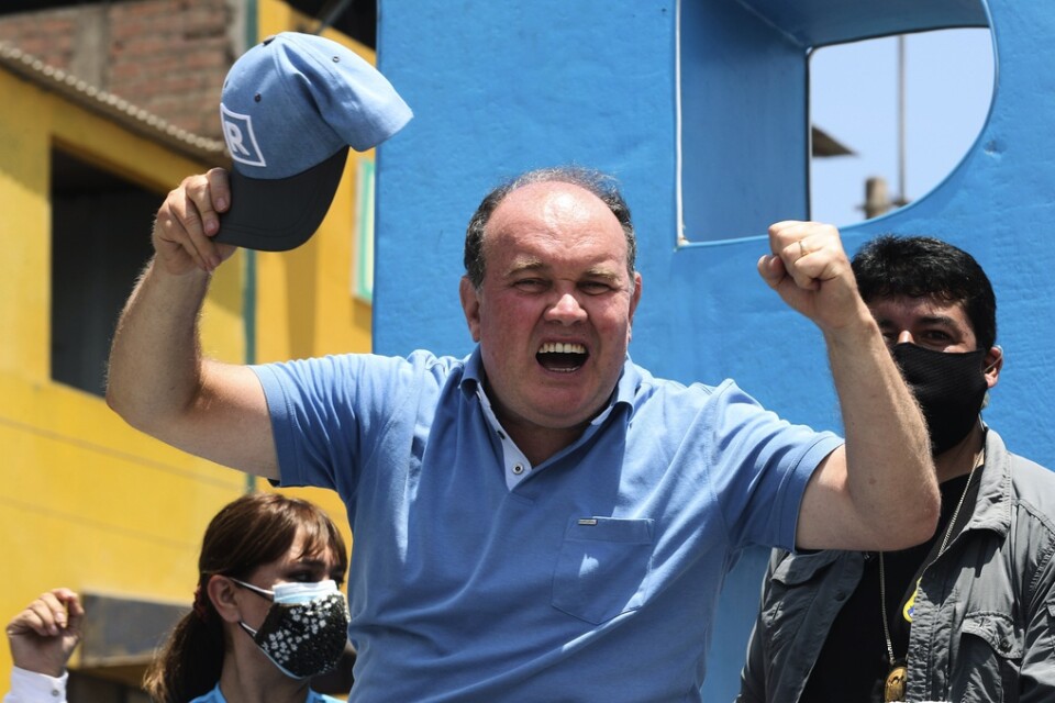 Den ultrakonservative presidentkandidaten Rafael López Aliaga, som företräder partiet Solidaridad Nacional, under ett kampanjbesök i det fattiga området Villa El Salvador i Lima den 20 mars.