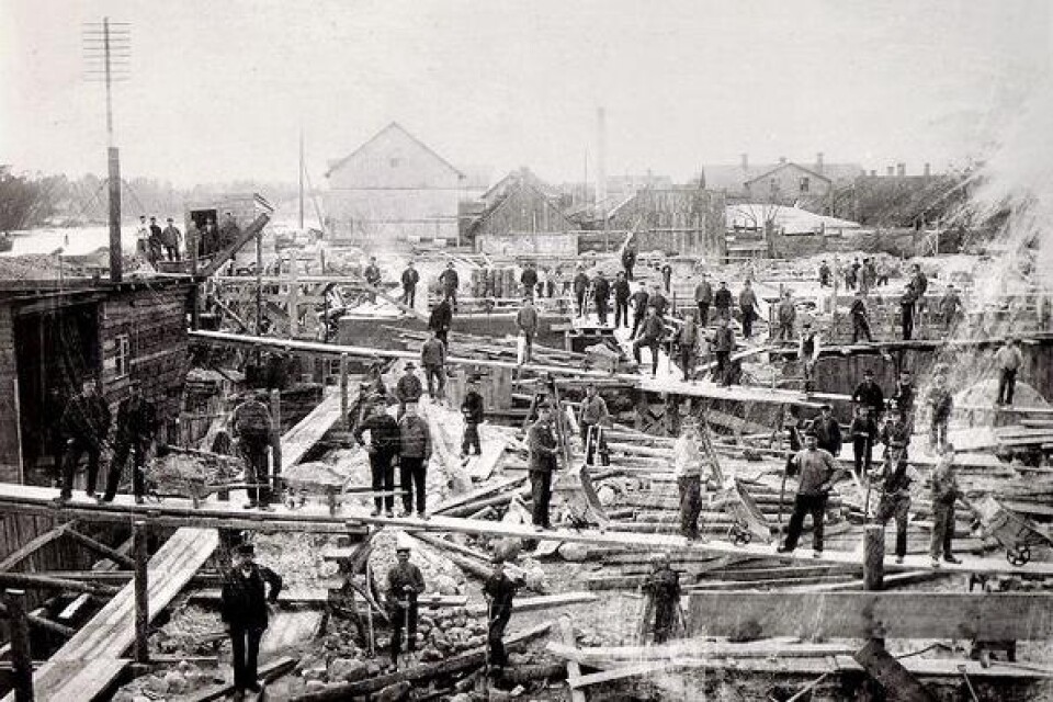 Spritan byggs. En gammal bild från perioden 1904-1906 då fabriken byggdes.