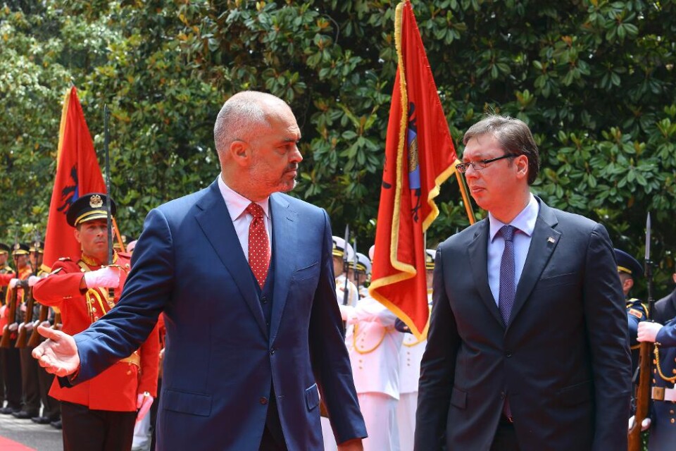 EU-medlemskap var det gemensamma målet i sikte när Serbiens premiärminister Aleksandar Vukic på onsdagen reste till Albanien för att lappa och laga ländernas såriga relationer. - Om vi är tillräckligt smarta och ansvarsfulla, och förstår att krig och bl
