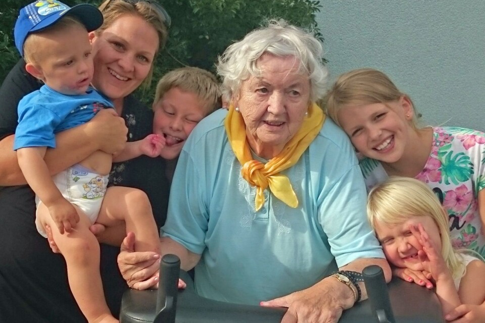Anne-Marie Sandholm blev 92 år. Här syns hon med barnbarn och barnbarnsbarnen Frida Rosenberg med Gustav, August Rosenberg, Julia Malmgren och Olivia Malmgren