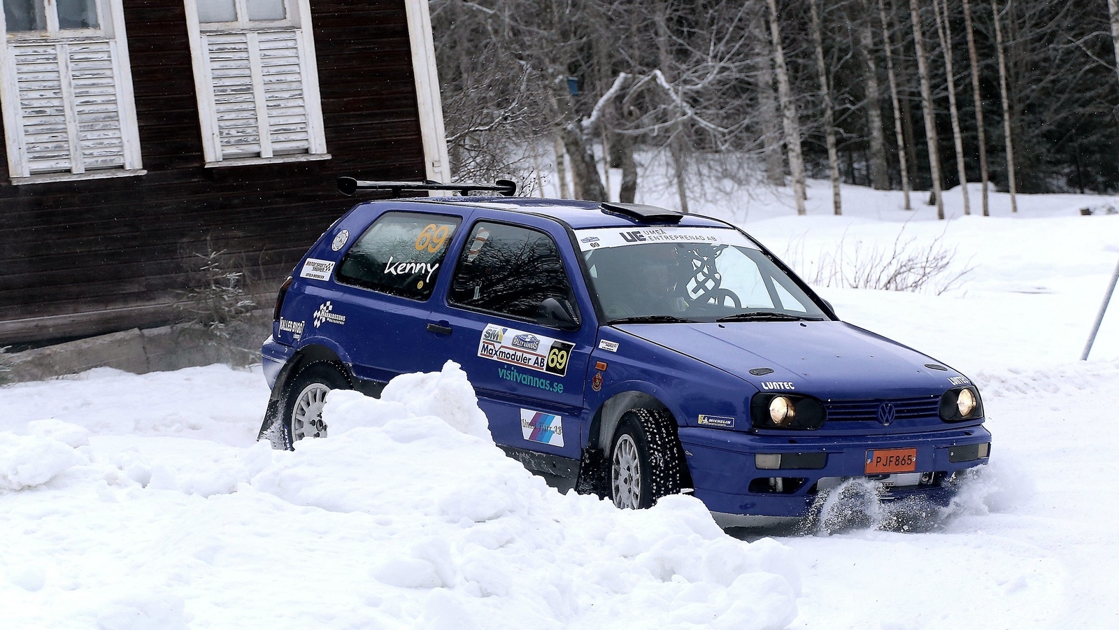 Vännäs SM-deltävling bjöd på rikligt med snö. Här är Johannes Haraldsson i aktion.                                                Foto: Jouni Laakso