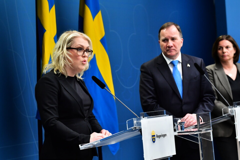 Socialminister Lena Hallengren, statsminister Stefan Löfven och vice statsminister Isabella Lövin vid en tidigare pressträff. Arkivbild.