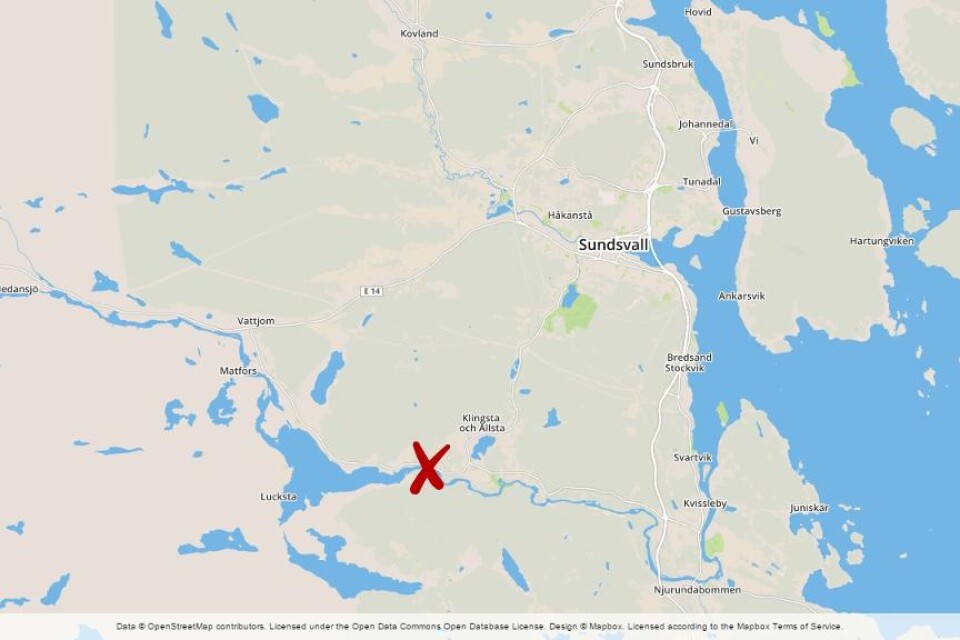 En man skadades allvarligt när bilen han färdades i kom av vägen nära Viforsbron utanför Sundsvall. Fordonet kraschade i branten ner mot Ljungan. Mannen hittades medvetslös utanför bilen. Enligt polisen är han allvarligt skadad, och förd till sjukhus f