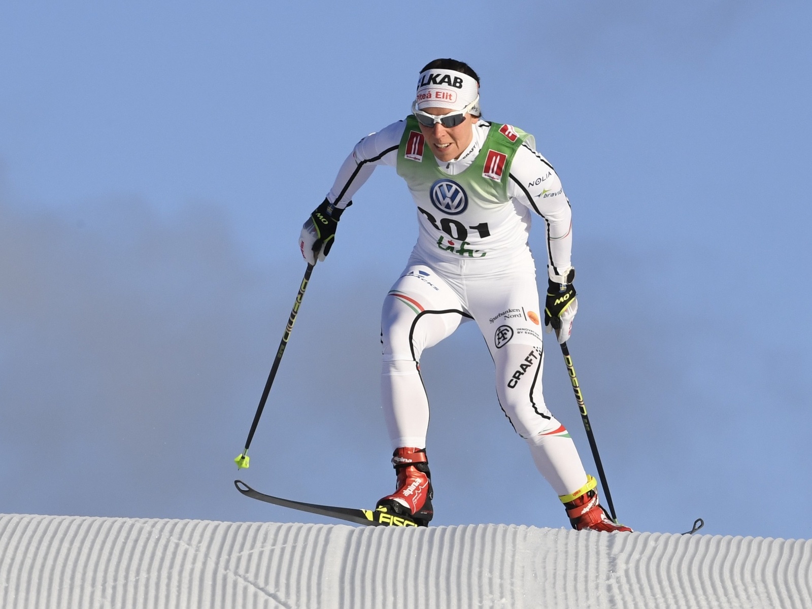 Charlotte Kalla under premiär för längdskidtävlingar och vintersäsongen 2018-19 i Bruksvallarna. Tävlingarna kommer att köras på sparad och sprutad snö. Arrangören har haft en stor utmaning att klara årets tävlingar i det ovanligt milda vädret.
Foto: Ulf Palm / TT / Kod 9110