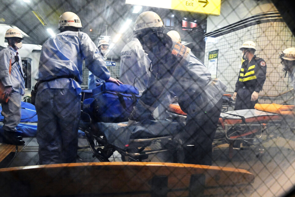 Räddningspersonal på tågstationen Soshigaya Okura i samband med fredagens knivdåd.