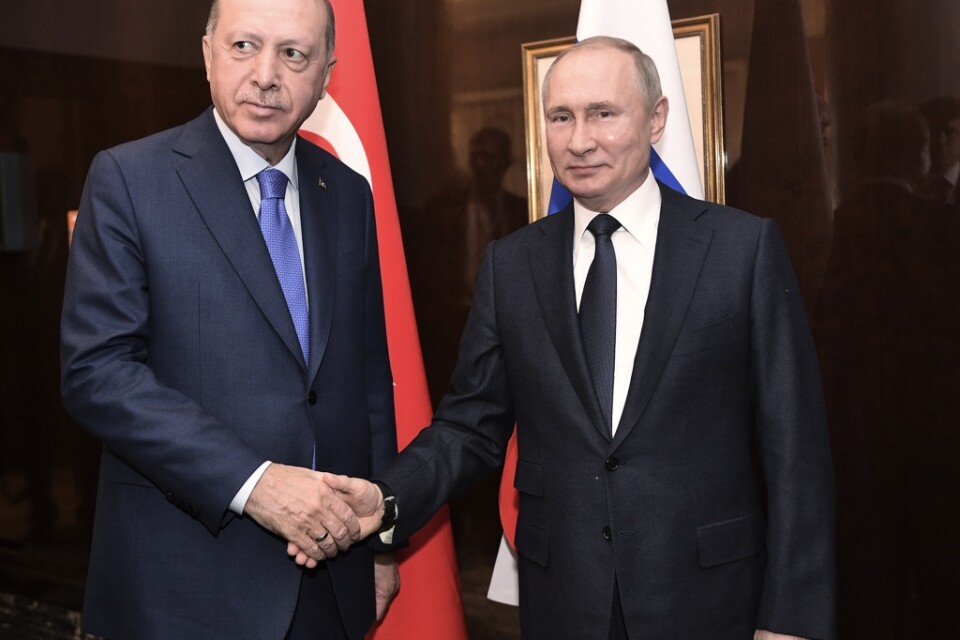 Rysslands president Vladimir Putin, till höger, skakar hand med Turkiets president Recep Tayyip Erdogan under ett möte i Berlin om Libyen den 19 januari.