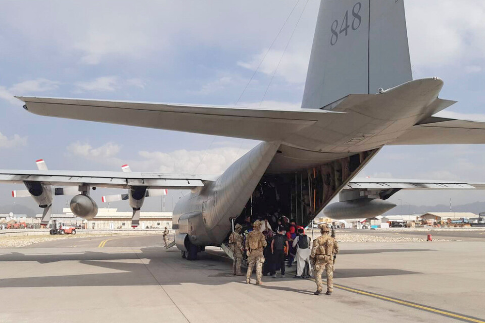 Svenska försvarsmaktens Hercules 848 evakuerar människor på Kabuls flygplats i augusti i år.