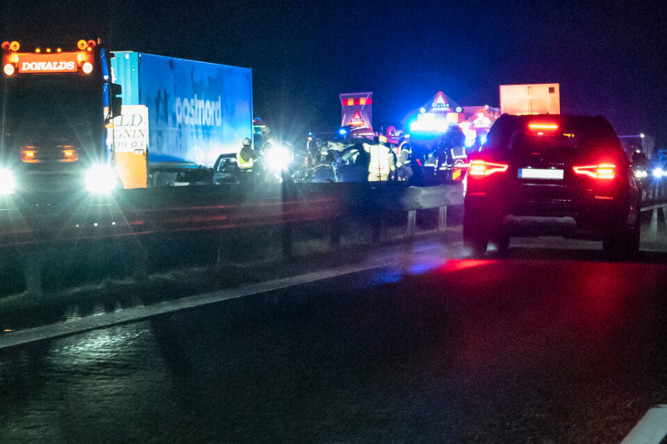 Polis, räddningstjänst och ambulans på plats efter olyckan på E6 i höjd med Borgeby.