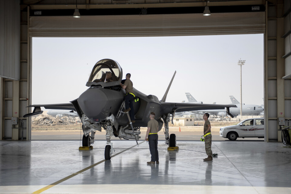 En amerikansk stridspilot på flygbasen al-Dhafra förbereder sig för ett uppdrag. Arkivbild.