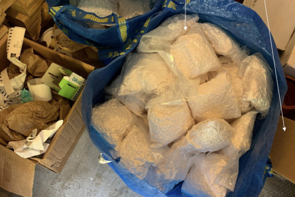 Uppskattningsvis 30 kilo amfetamin hittades vid husrannsakan i västkustbons förråd.