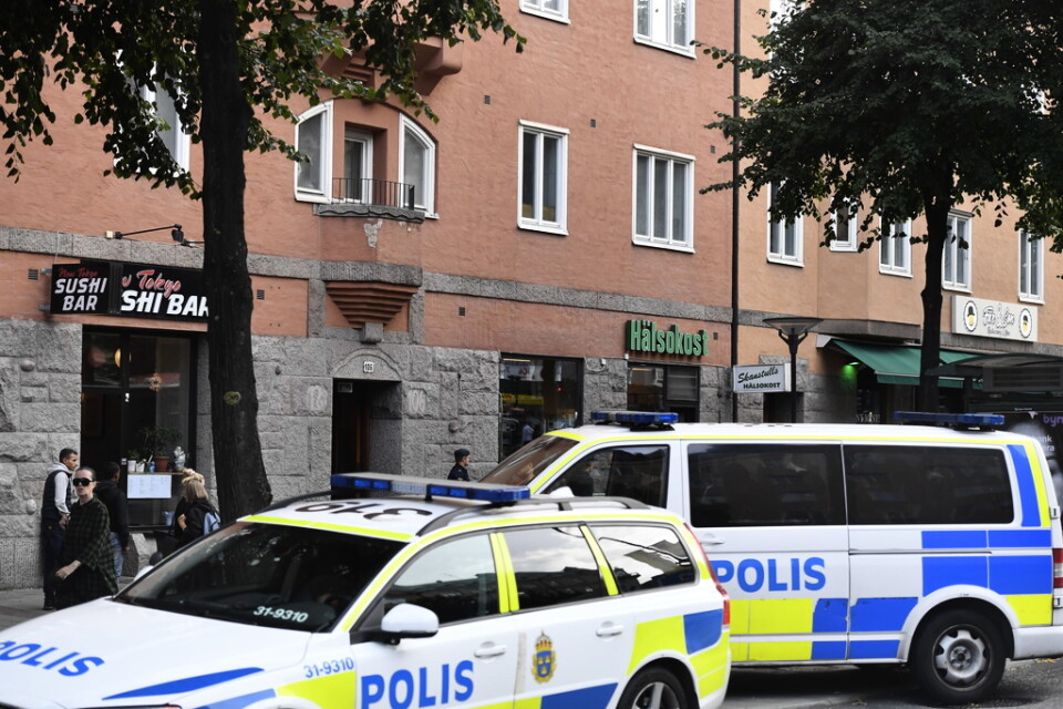 En kvinna hittades mördad i en lägenhet på Södermalm i Stockholm. Polis kom dit först två timmar efter larmet, men en förundersökning om misstänkt tjänstefel har lagts ner. Arkivbild.